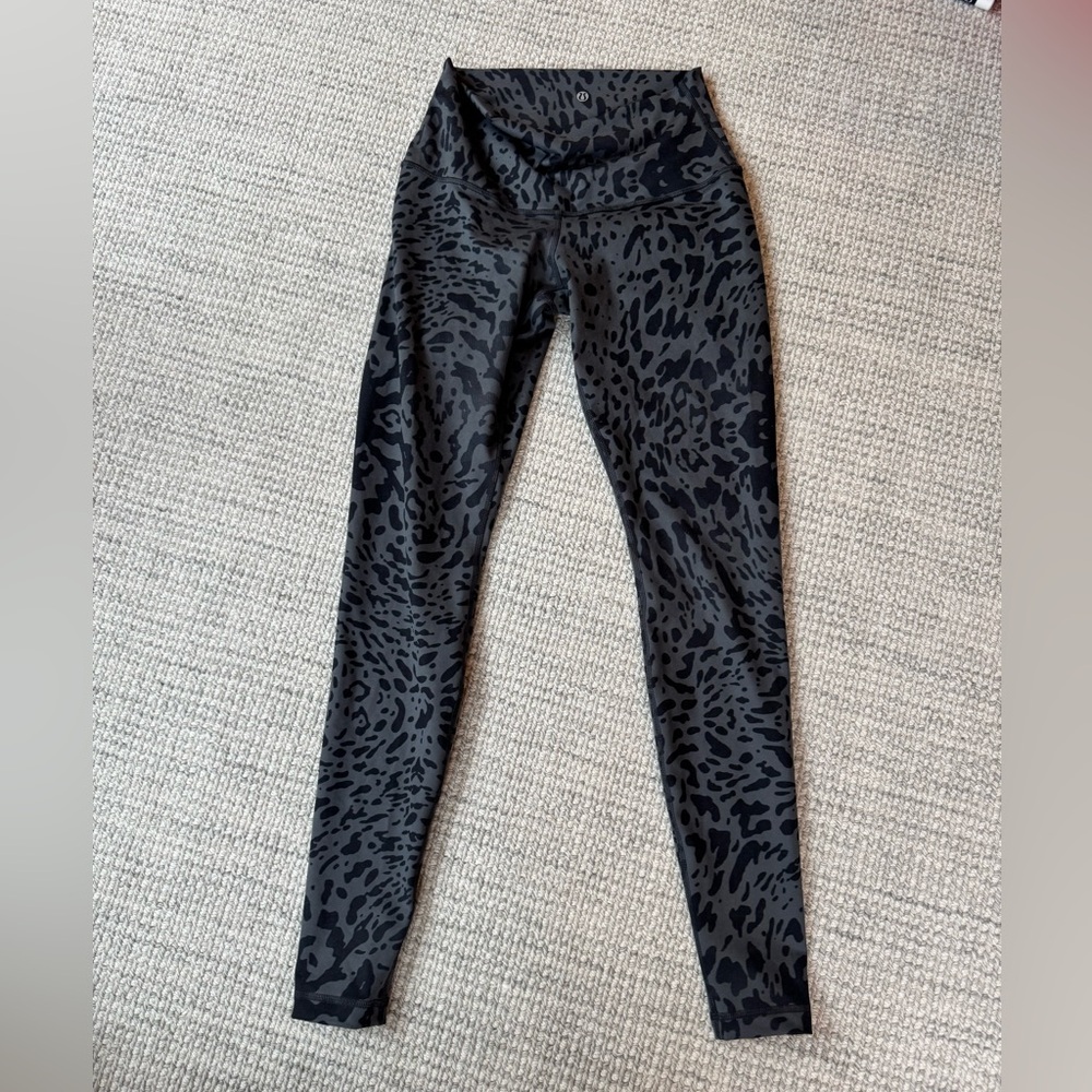 Lululemon black printed legging in size 8